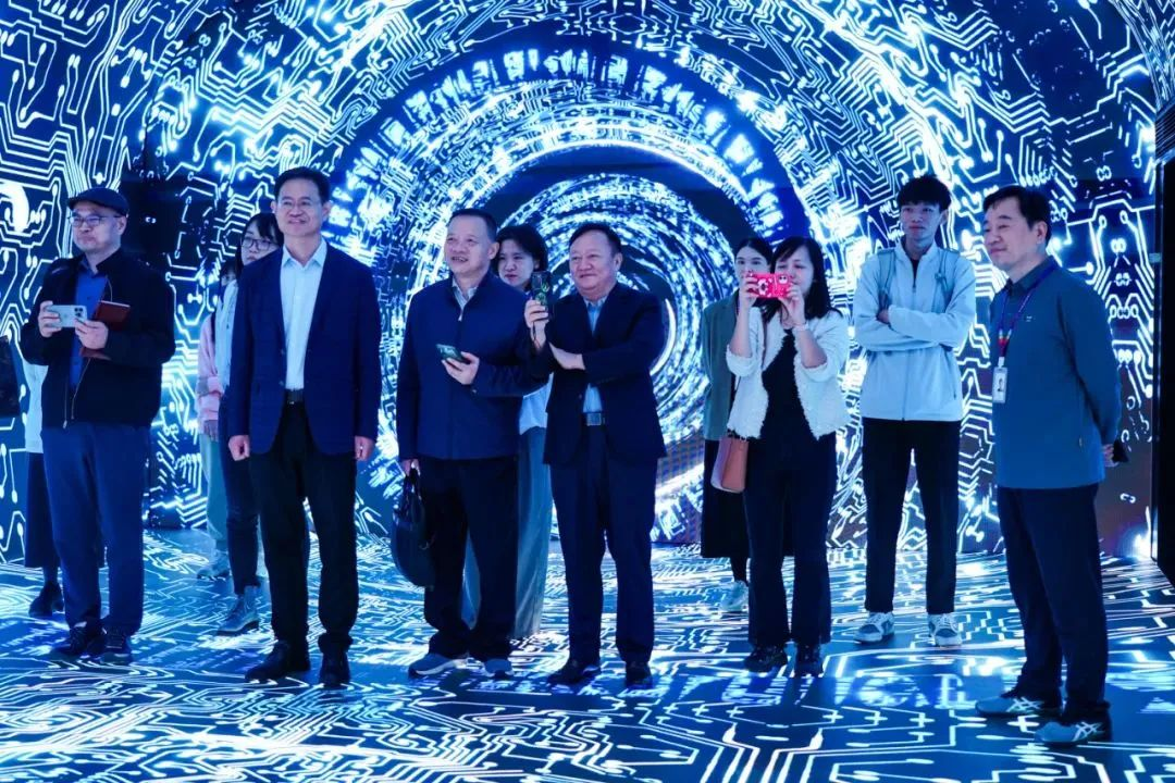 2024120602 国度广电总局发展钻研中心一行赴问鼎娱乐app励丰文化调研领导
