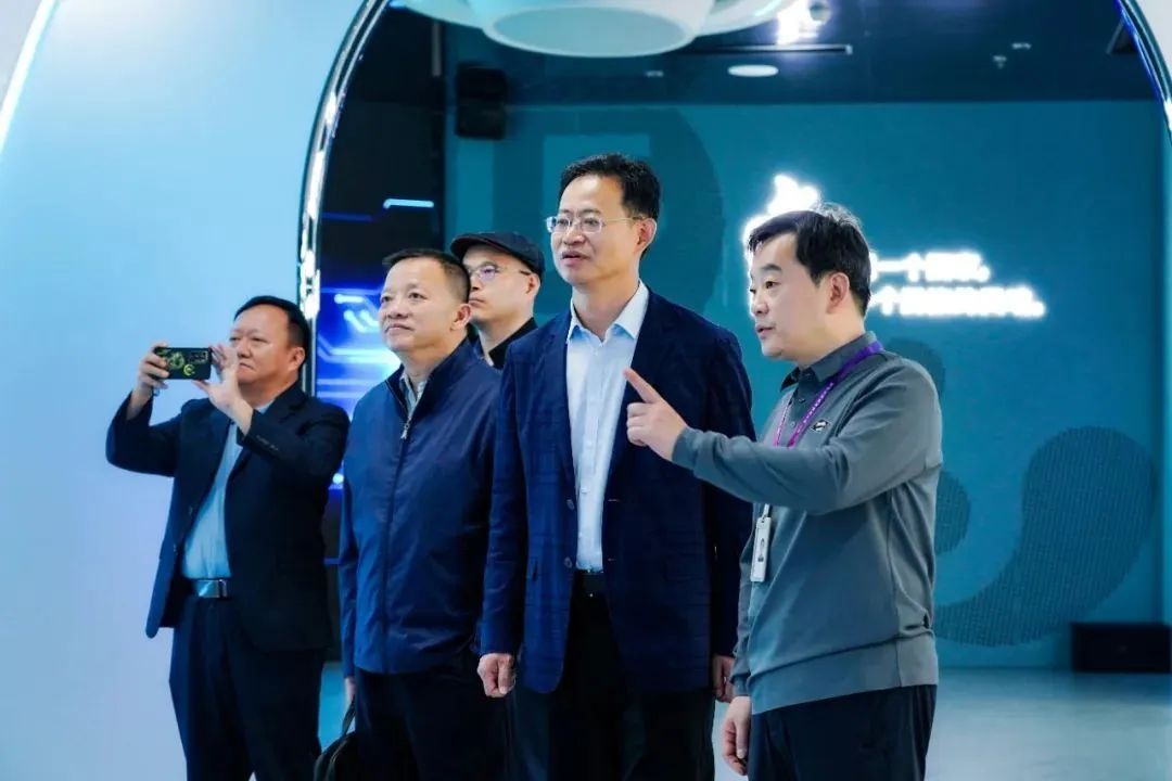 2024120602 国度广电总局发展钻研中心一行赴问鼎娱乐app励丰文化调研领导